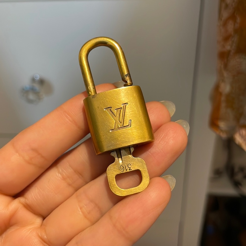 Authentic Louis Vuitton Lock with Keys. 💕